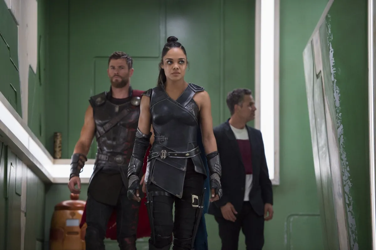 10496115-chris-hemsworth-tessa-thompson.jpg