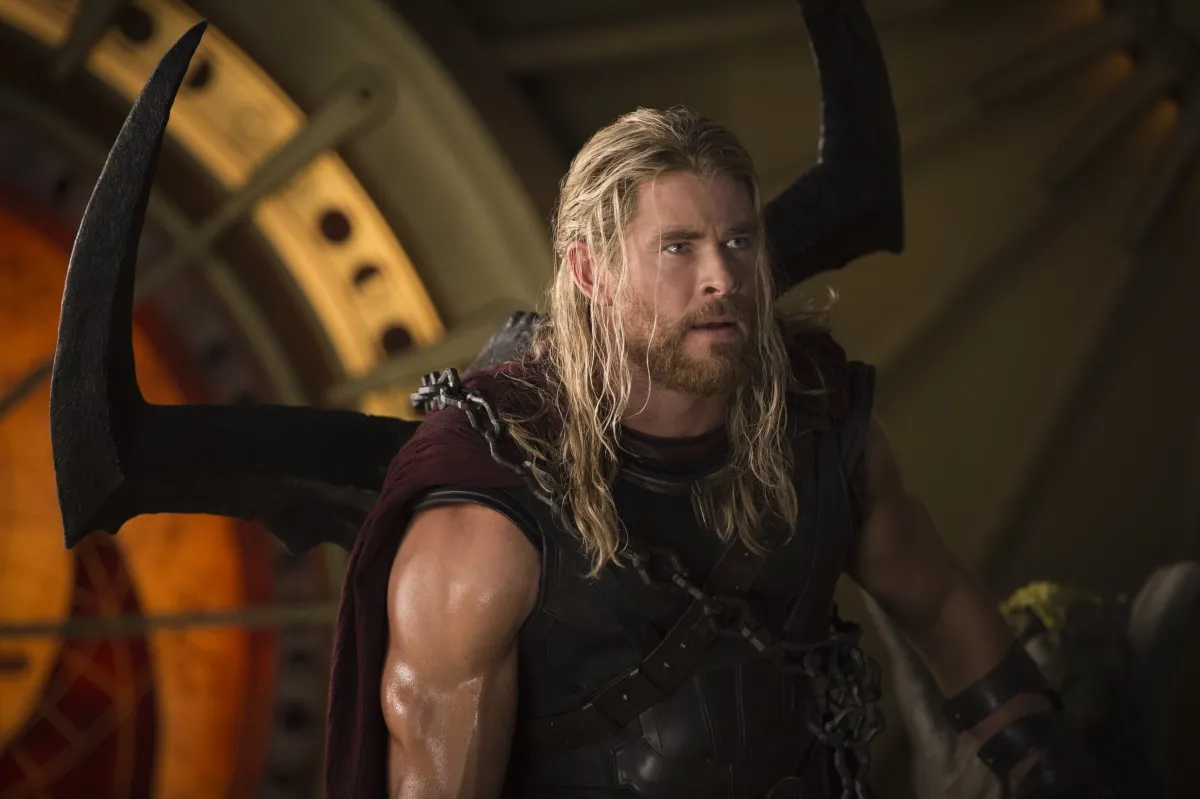 10496354-chris-hemsworth-w-filmie-thor.jpg