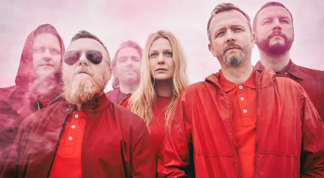 Hey błyszczy w nowym klipie. Zobacz "Prędko, prędzej" [WIDEO]