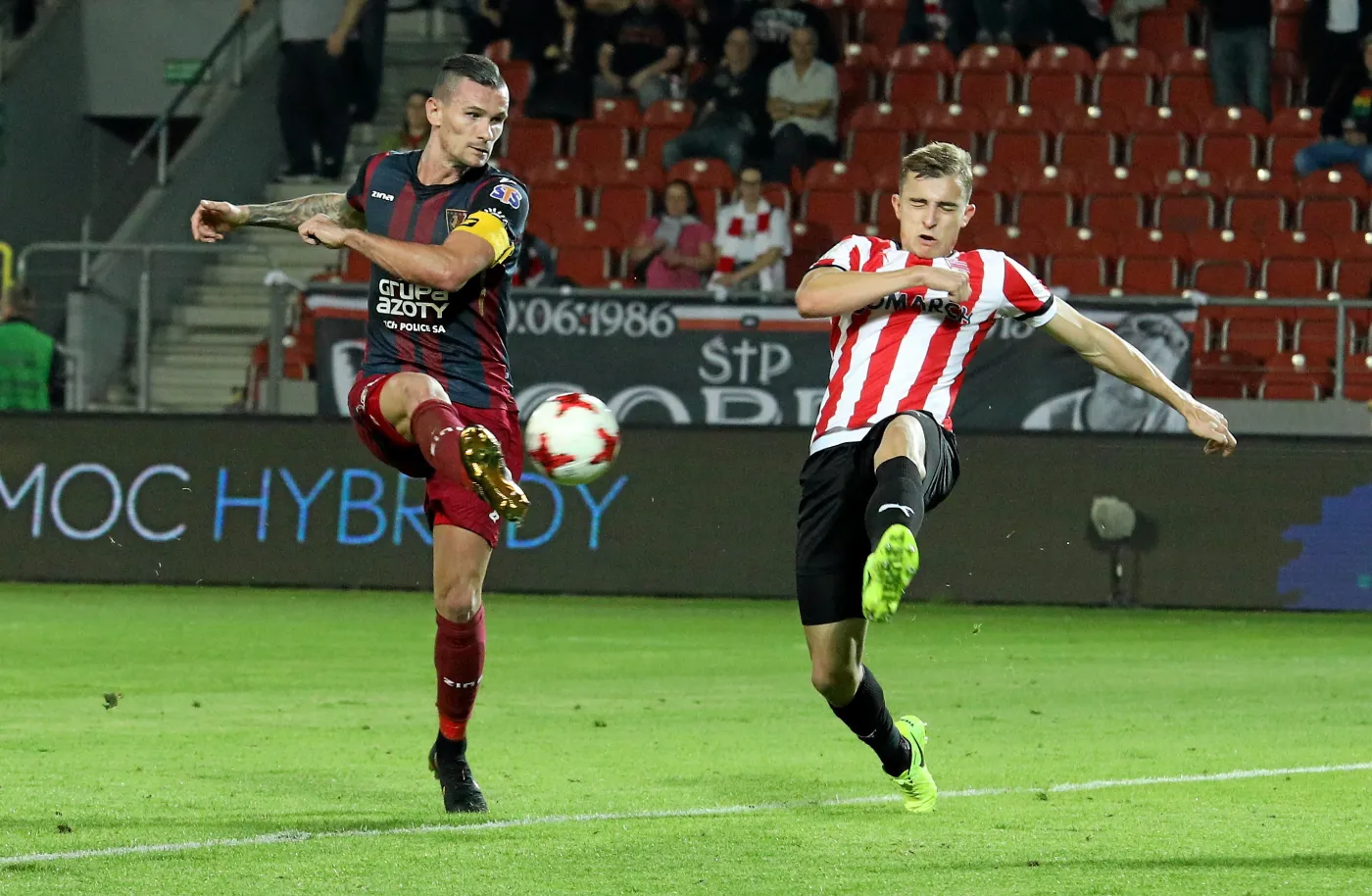 Michał Helik (P) z Cracovii Kraków oraz Adam Frączczak (L) z Pogoni Szczecin