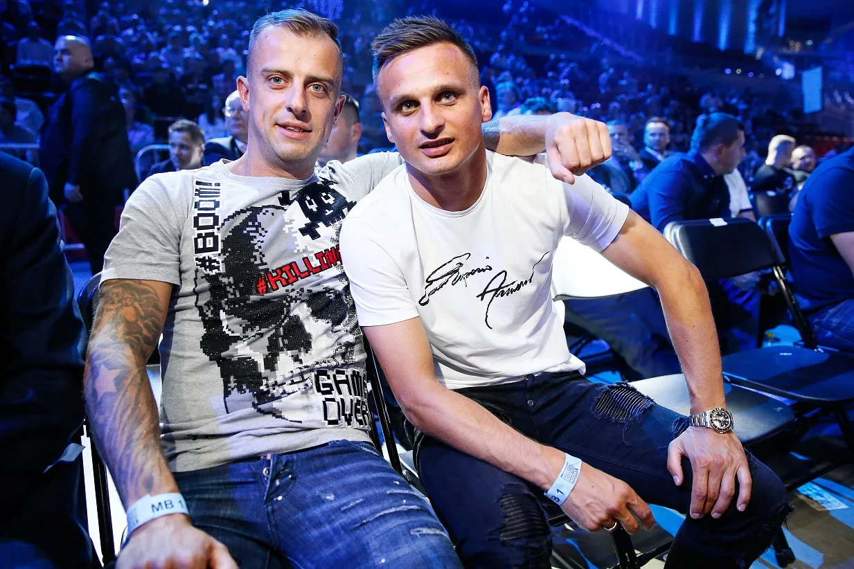 Peszko i Grosicki bohaterami serialu dla dorosłych. Zostali przedstawieni jako pijak i palacz [WIDEO OD LAT 18]