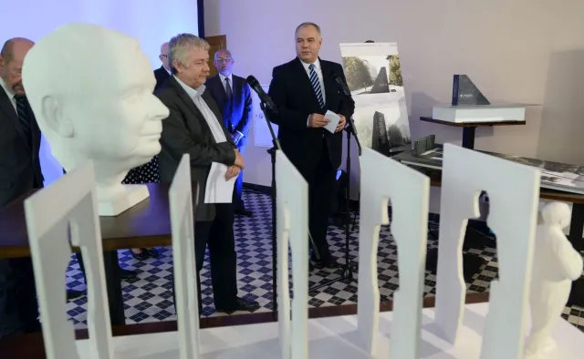 Tak będzie wyglądał pomnik Lecha Kaczyńskiego? Zobacz wyróżnione prace, Sasin: Mam mieszane uczucia [FOTO]