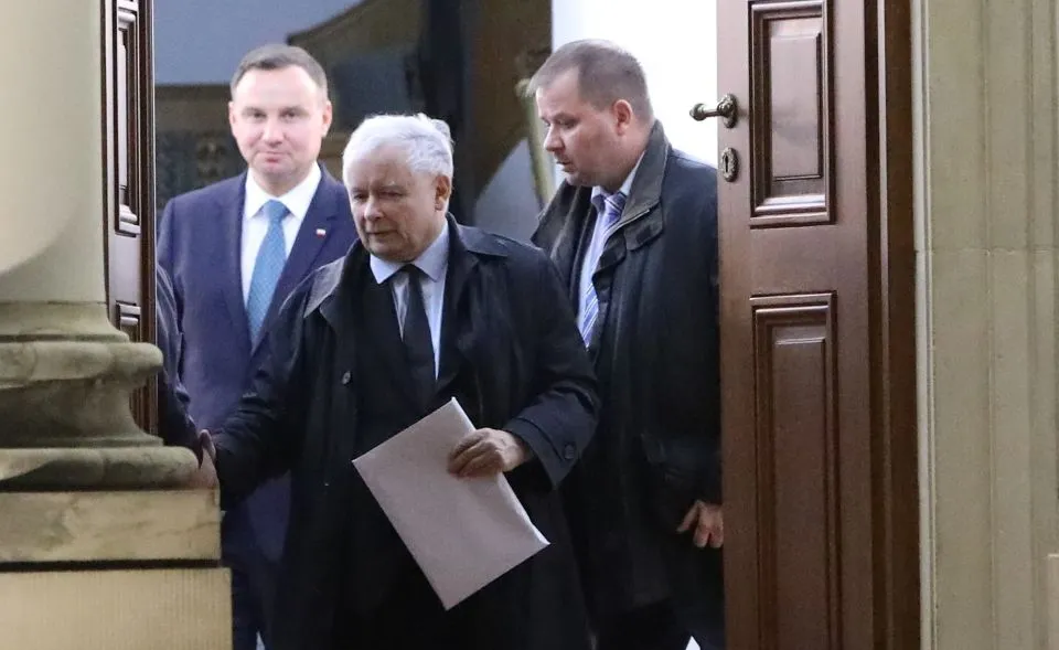 Prezes Prawa i Sprawiedliwości Jarosław Kaczyński wychodzi z Belwederu