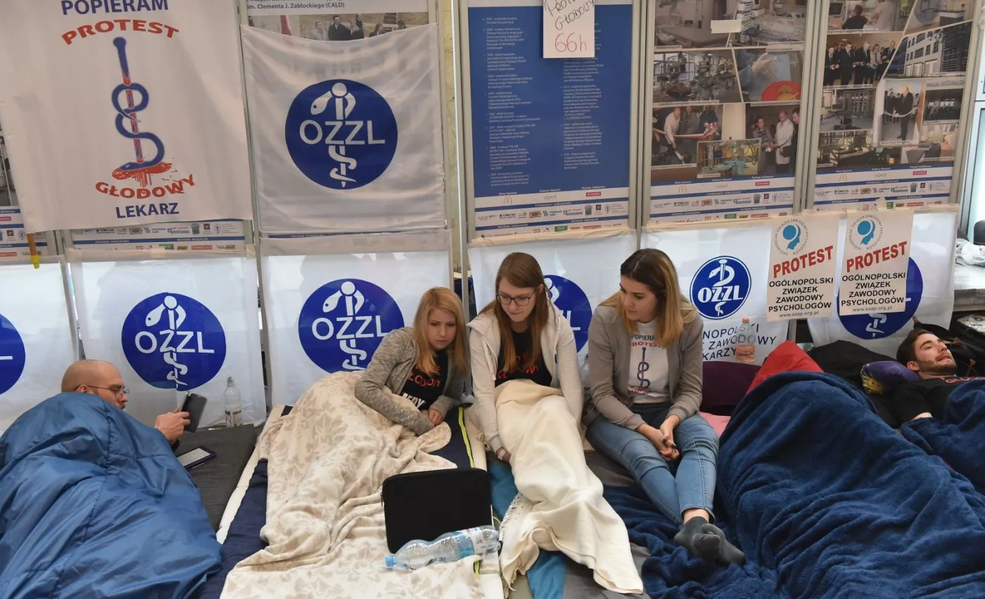 Grupa młodych lekarzy prowadzi głodówkę w Uniwersyteckim Szpitalu Dziedzięcym w Krakowie - Prokocimiu