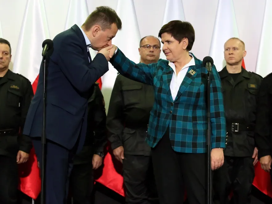 Dama nie powinna na to pozwolić! Minister Błaszczak złamał zasady etykiety przy powitaniu premier Szydło. FOTO