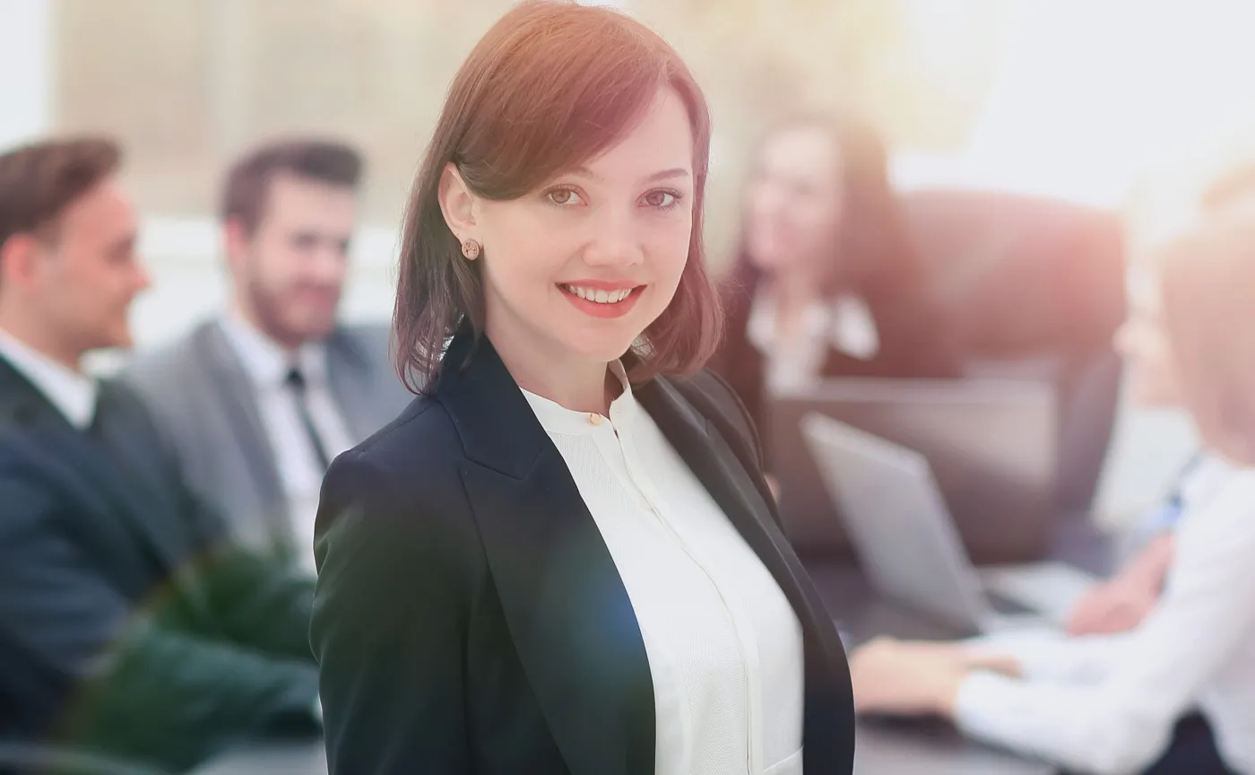 Kobieta na spotkaniu biznesowym