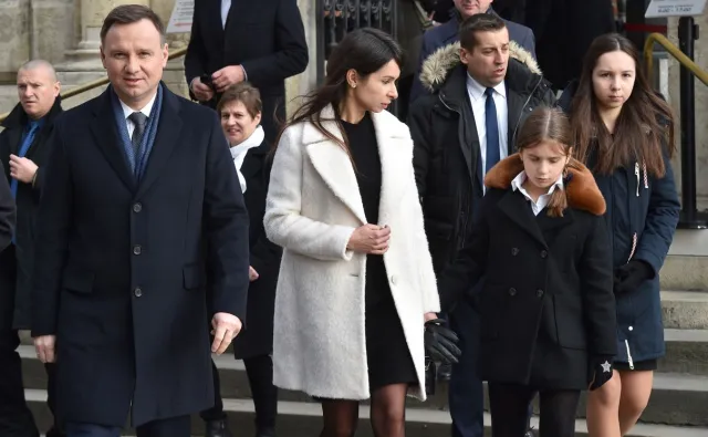 Prezydent Andrzej Duda i Marta Kaczyńska złożyli kwiaty na sarkofagu pary prezydenckiej na Wawelu