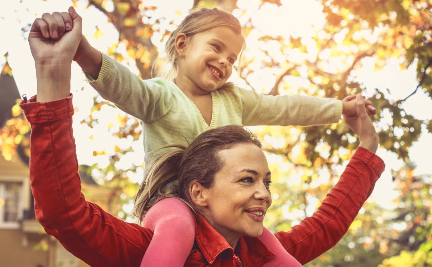 Szczęśliwe kobieta z dzieckiem