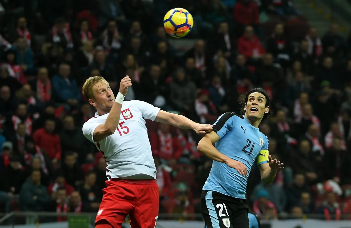 10568985-kamil-glik-l-i-edinson-cavani.jpg
