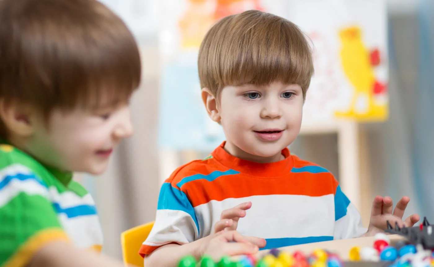 Dzieci bawią się w przedszkolu