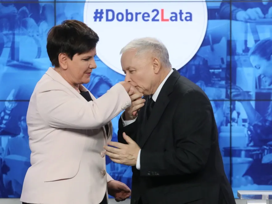 Plecy wołają o więcej luzu! Tak fatalnego żakietu Beata Szydło jeszcze nie miała. FOTO