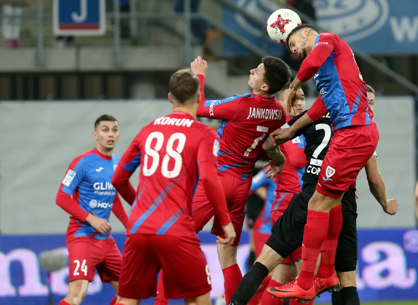 Zawodnik Piasta Gliwice Hebert Silva Santos (C) podczas meczu o mistrzostwo piłkarskiej Ekstraklasy z Cracovią