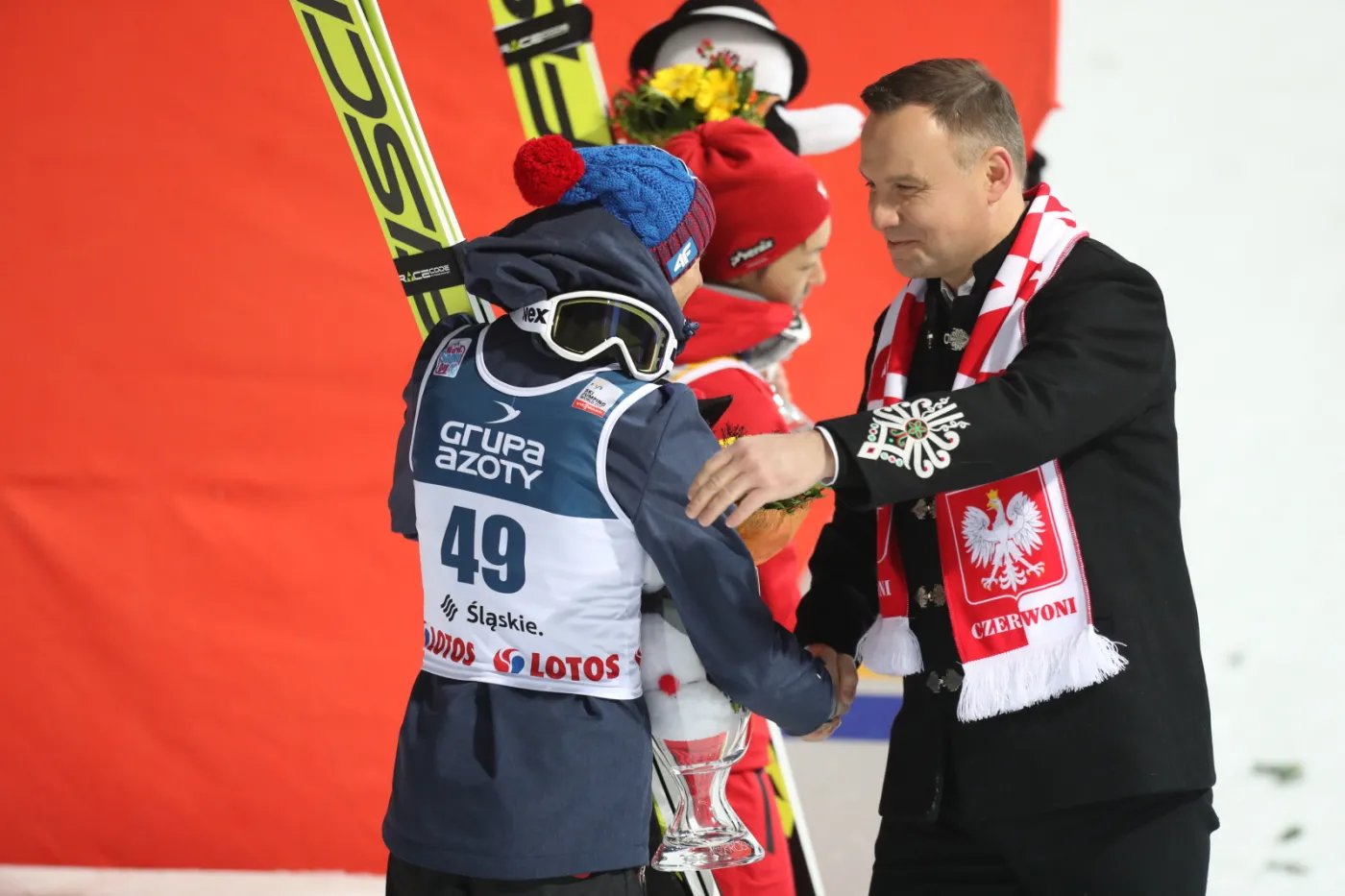 Andrzej Duda w Wiśle kibicował polskim skoczkom. Prezydent wyściskał Kamila Stocha [FOTO]