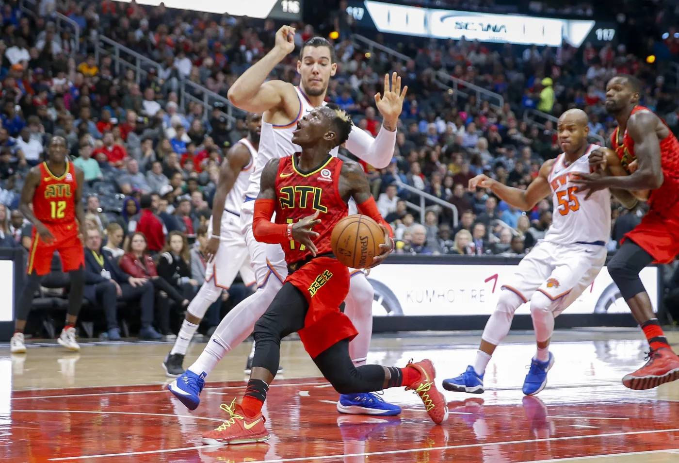 Dennis Schroeder (w czerwonym stroju)