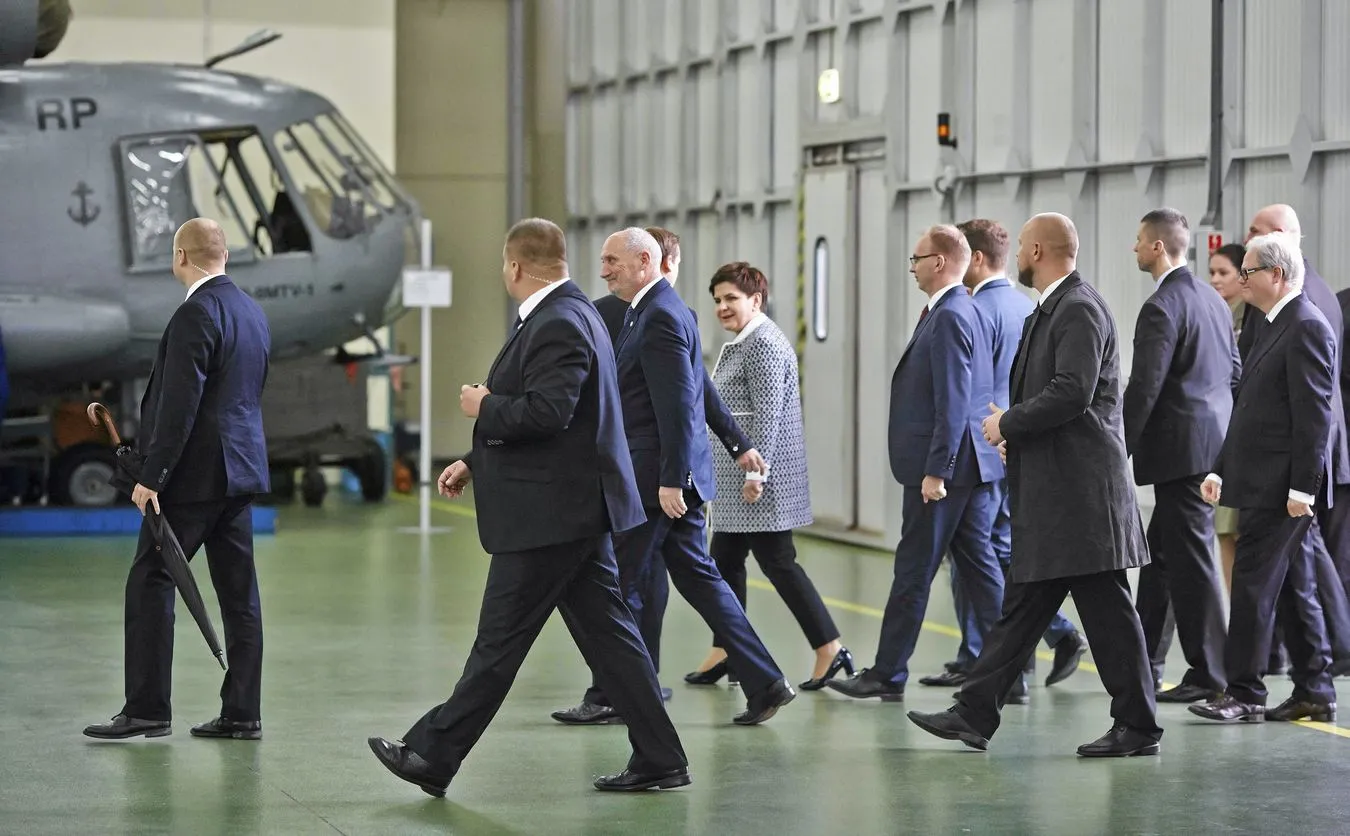 Premier Beata Szydlo i minister obrony narodowej Antoni Macierewicz w czasie wizyty w WZL