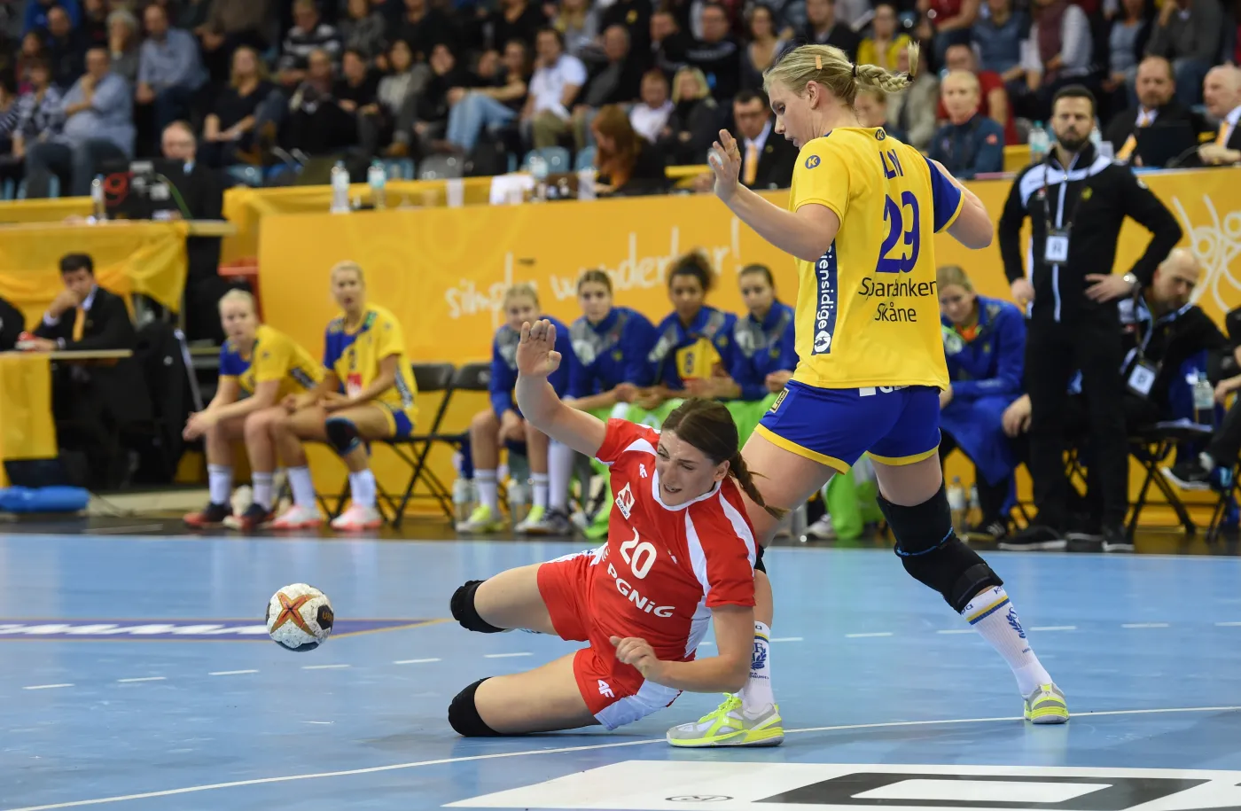 Zawodniczka reprezentacji Polski Joanna Drabik (L) i Jenny Alm (P) ze Szwecji
