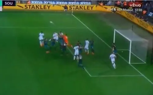 Bednarek znokautowany przez bramkarza. Reprezentant Polski nie chciał zejść z boiska