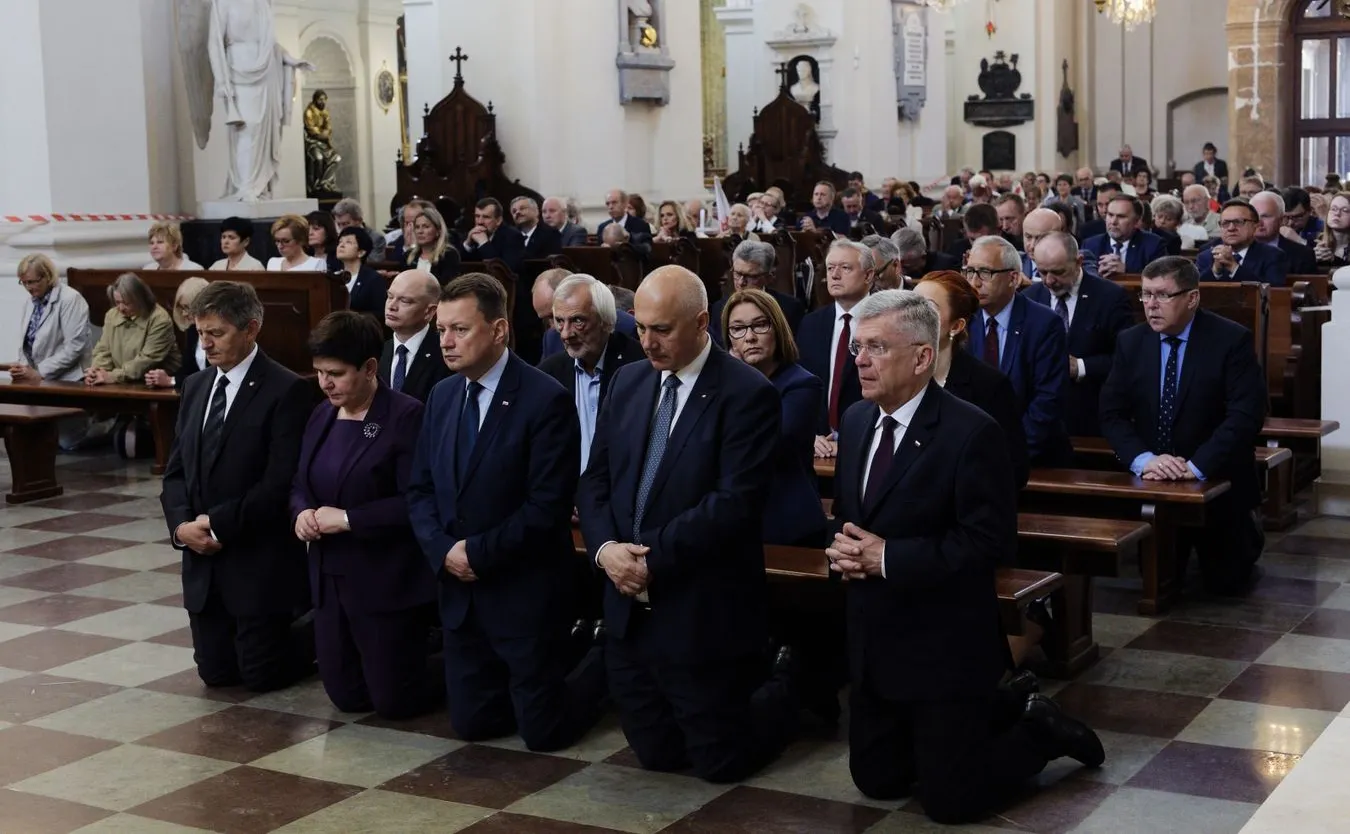 Uczestnicy porannej mszy świętej w intencji ofiar katastrofy smoleńskiej
