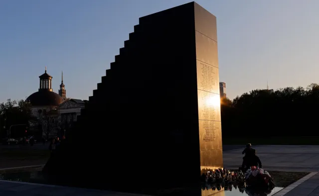 Pomnik smoleński na placu Piłsudskiego z całodobową ochroną. "Pierwszy taki przypadek na świecie"