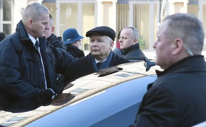 Jarosław Kaczyński w otoczeniu ochroniarzy