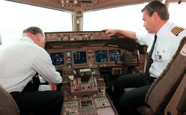 LOT płaci krocie pilotom. Ale związkowcy przekonują, że z głodu burczy im w brzuchach