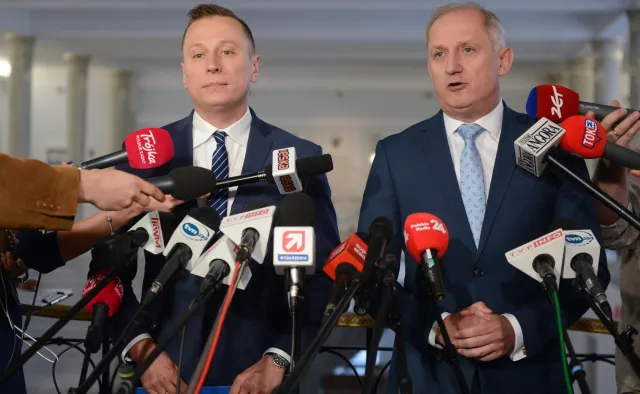 "Patologiczny proceder drugich lewych pensji". PO chce dostać od premiera listę tych, którzy dostali nagrody