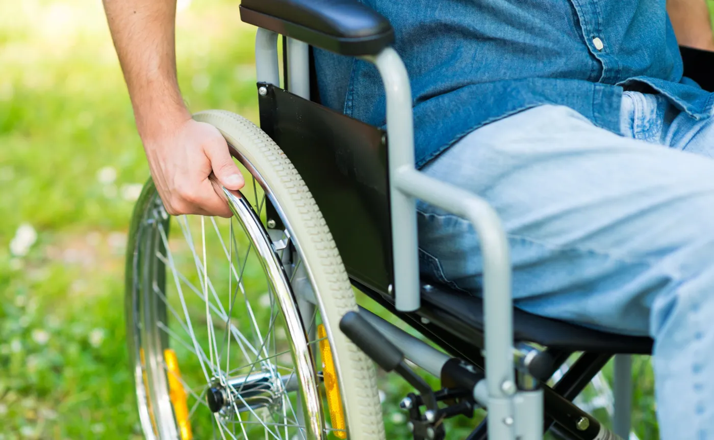Mężczyzna na wózku inwalidzkim
