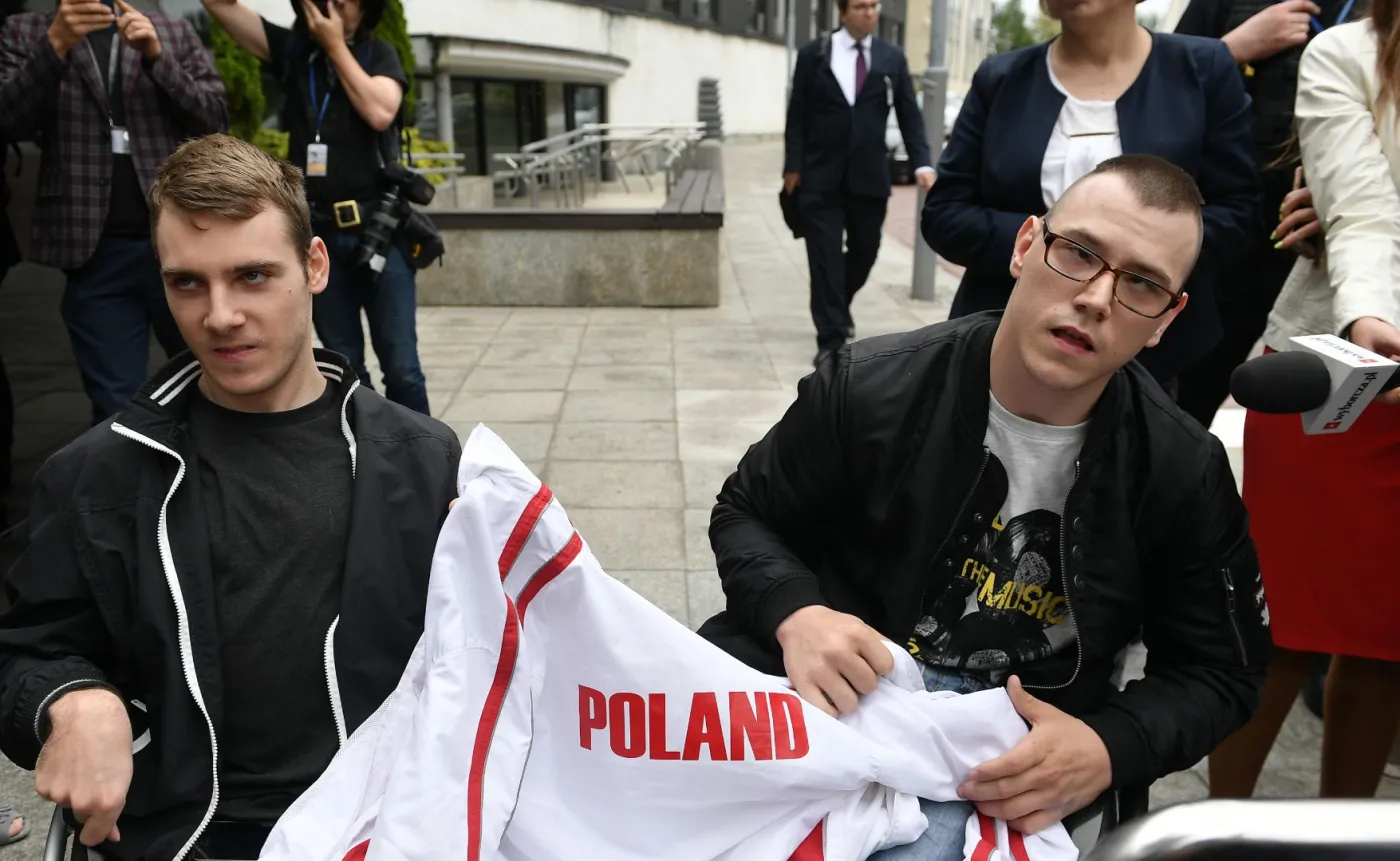 Niepełnosprawni Kuba i Adrian z zakazem wychodzenia z Sejmu. Wydał go marszałek Kuchciński