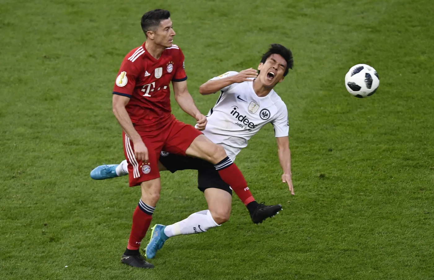 Robert Lewandowski i Makoto Hasebe