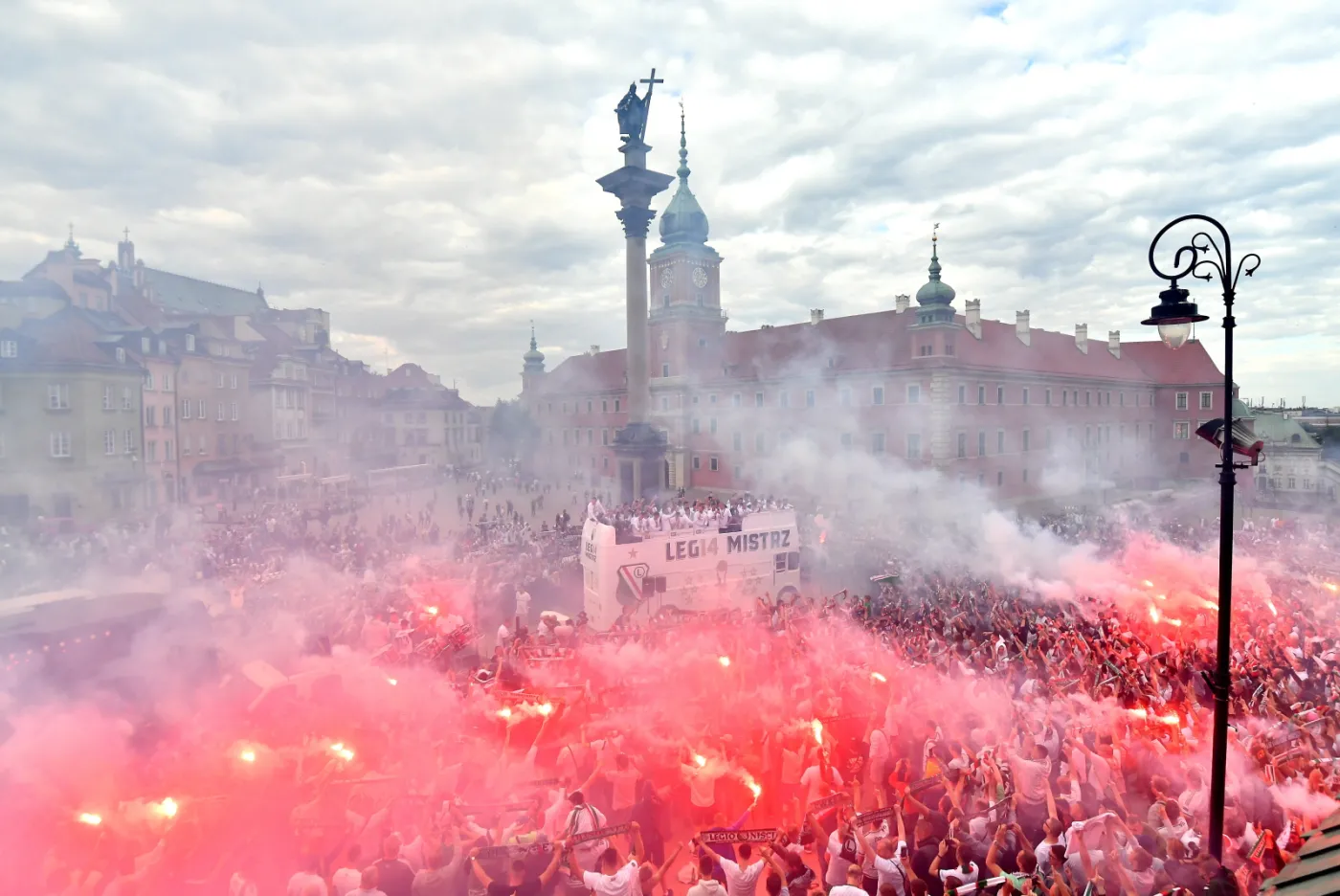 Piłkarze (w autobusie) i kibice Legii Warszawa podczas ceremonii dekoracji na Pl. Zamkowym w Warszwie