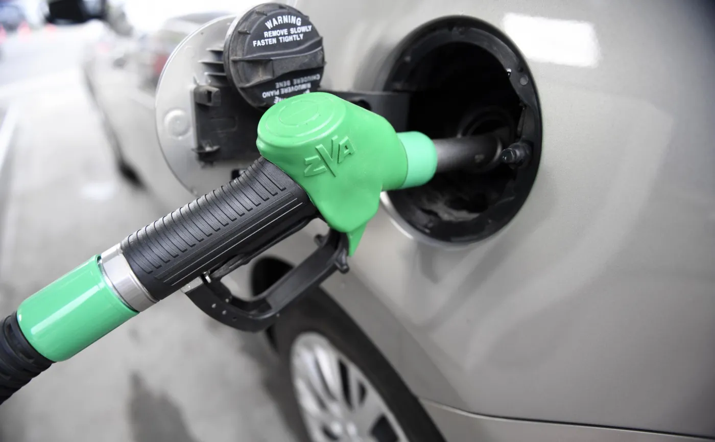 Tankowanie auta na stacji paliw