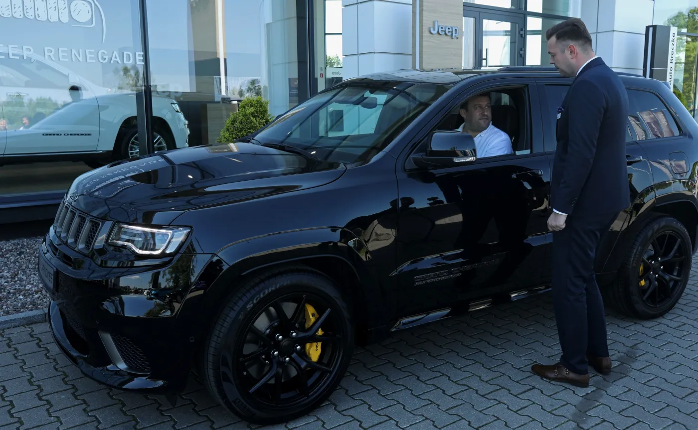 Pierwszym nabywcą Jeepa Grand Cherokee Trackhawk został pan Tomasz z Warszawy, miłośnik motoryzacji, a zawodowo właściciel firmy budowlanej. 
