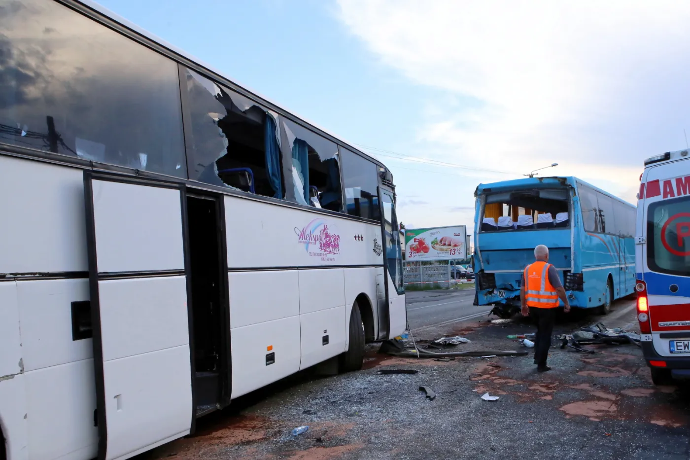 10990463-miejsce-wypadku-dwoch-autokarow.jpg
