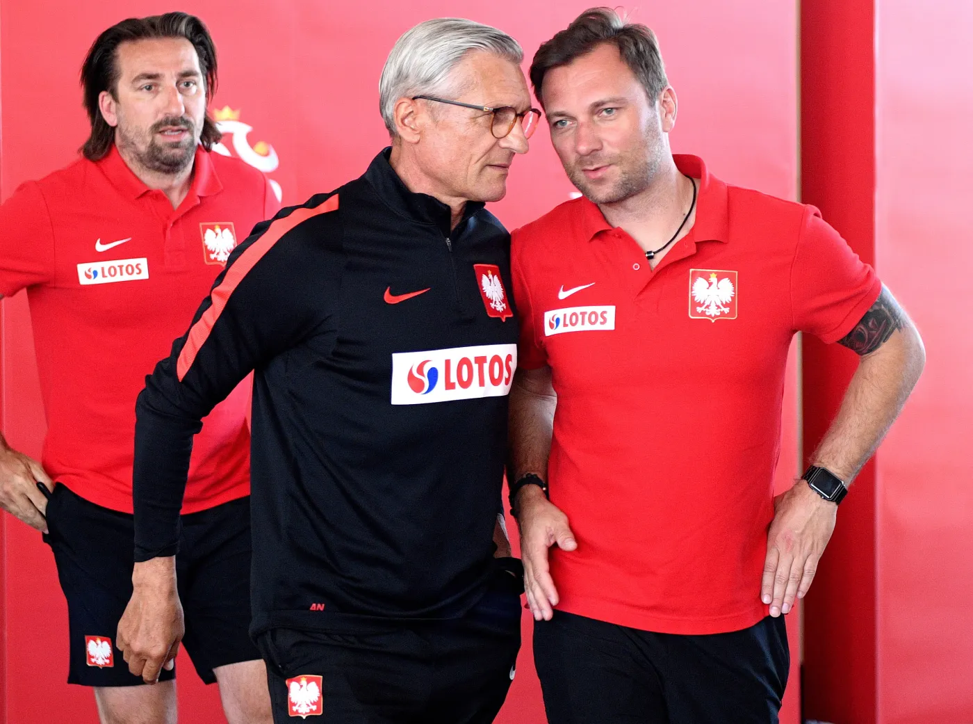 Od lewej: dyrektor kadry Tomasz Iwan, trener piłkaskiej reprezentacji Polski Adam Nawałka I rzecznik prasowy PZPN Jakub Kwiatkowski