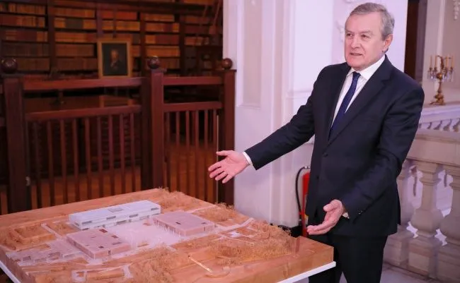 Piotr Gliński podczas podpisania umowy między Muzeum Historii Polski i firmą Budimex S.A.
