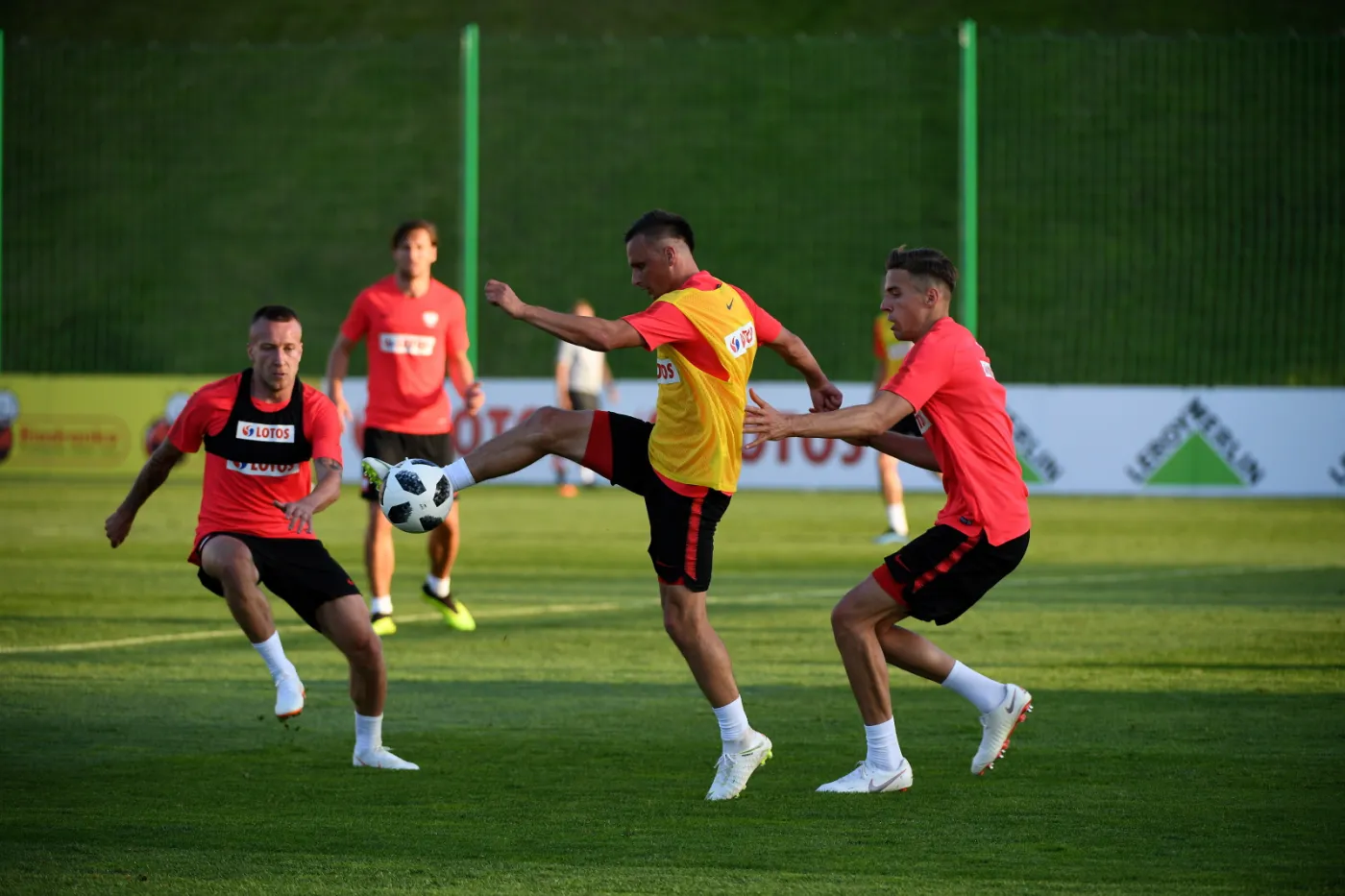 Jacek Góralski, Sławomir Peszko i Jan Bednarek podczas treningu kadry w Arłamowie