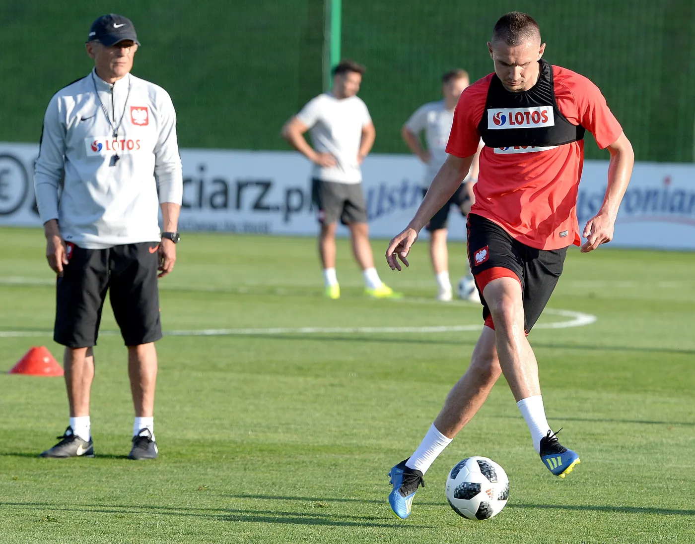 Trener reprezentacji Polski Adam Nawałka (L) i obrońca Artur Jędrzejczyk (P)