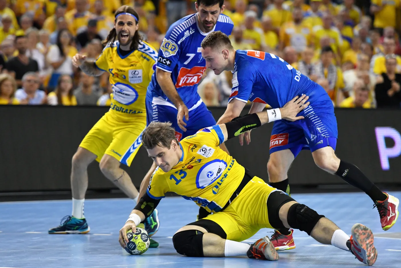 Zawodnicy PGE VIVE Kielce Dean Bombac (L) i Julen Aguinagalde (przód) oraz Dan Racotea (C) i Michał Daszek (P) z Orlenu Wisły Płock