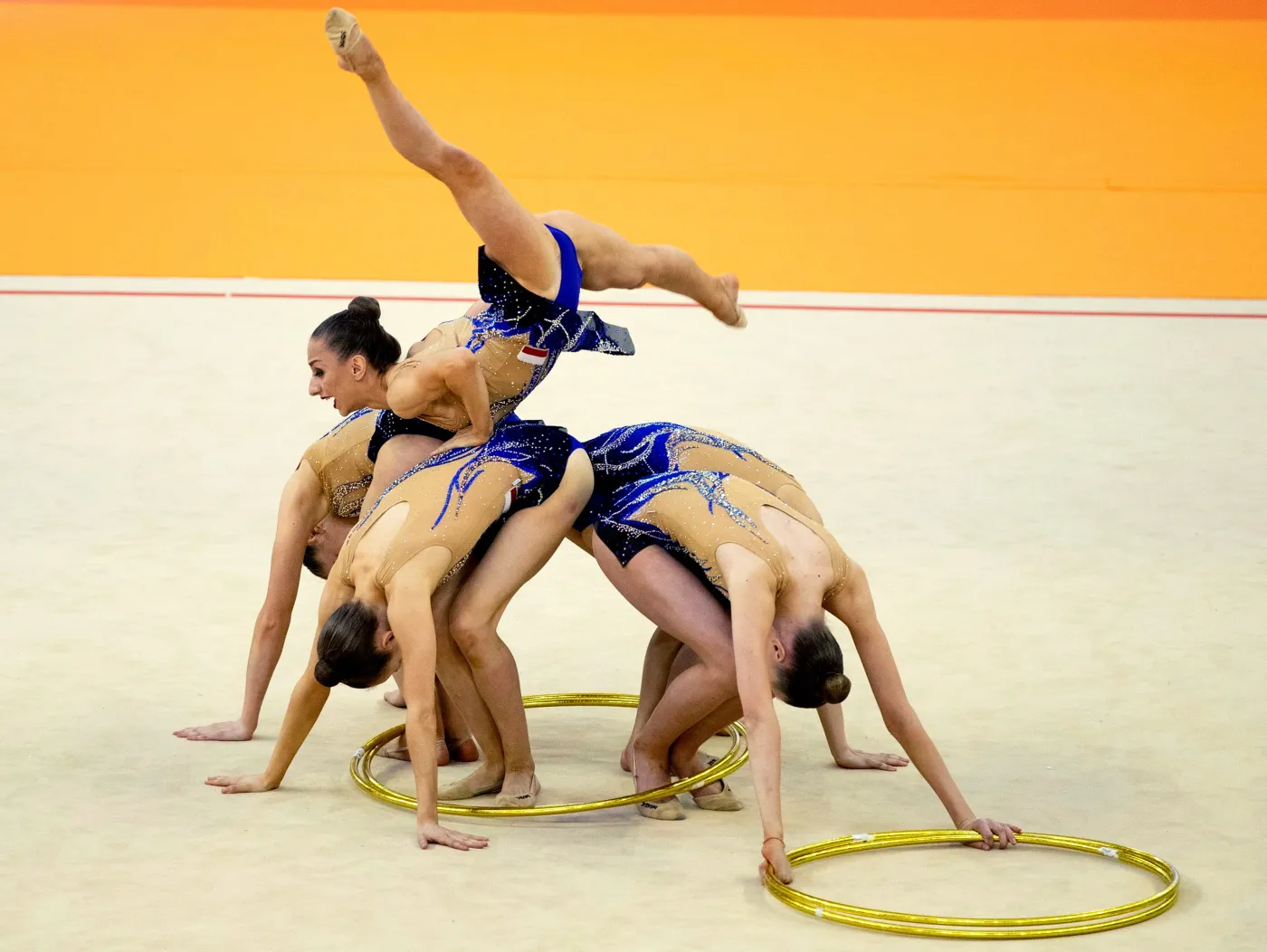 11012689-gimnastyczki-rywalizuja-o-medale.jpg