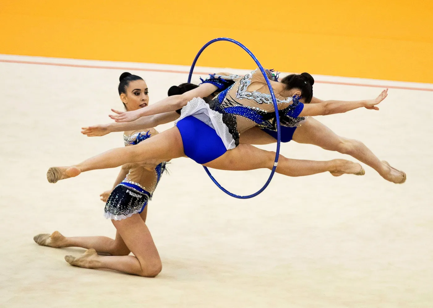 11012753-gimnastyczki-rywalizuja-o-medale.jpg