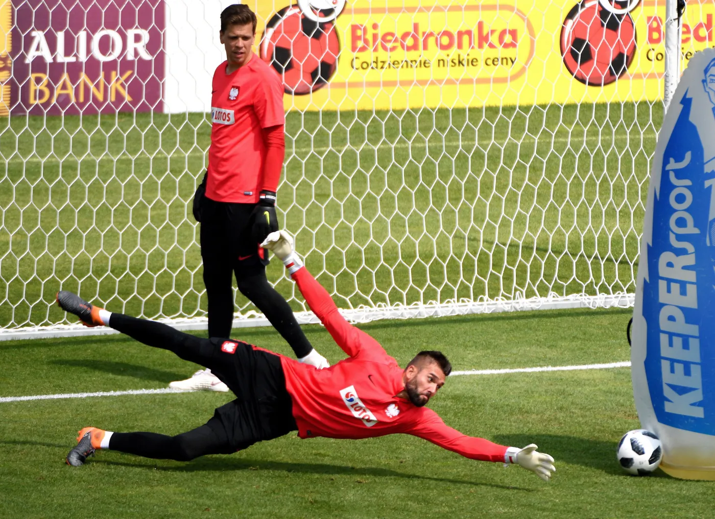 Wojciech Szczęsny (L) i Bartosz Białkowski (P) podczas treningu w Arłamowie
