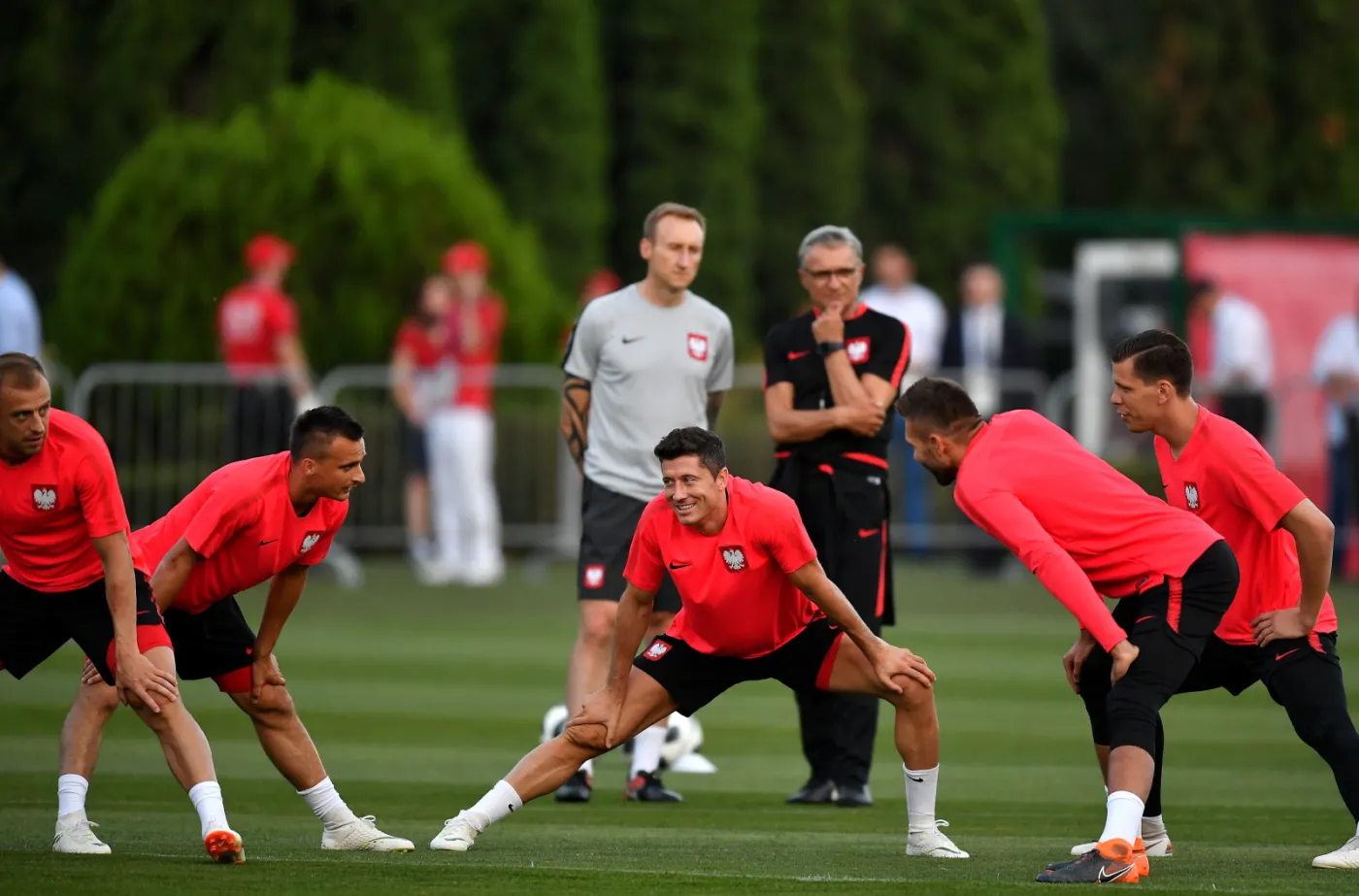 Kamil Grosicki, Sławomir Peszko, Robert Lewandowski oraz bramkarze Bartosz Białkowski i Wojciech Szczęsny, podczas treningu w Soczi