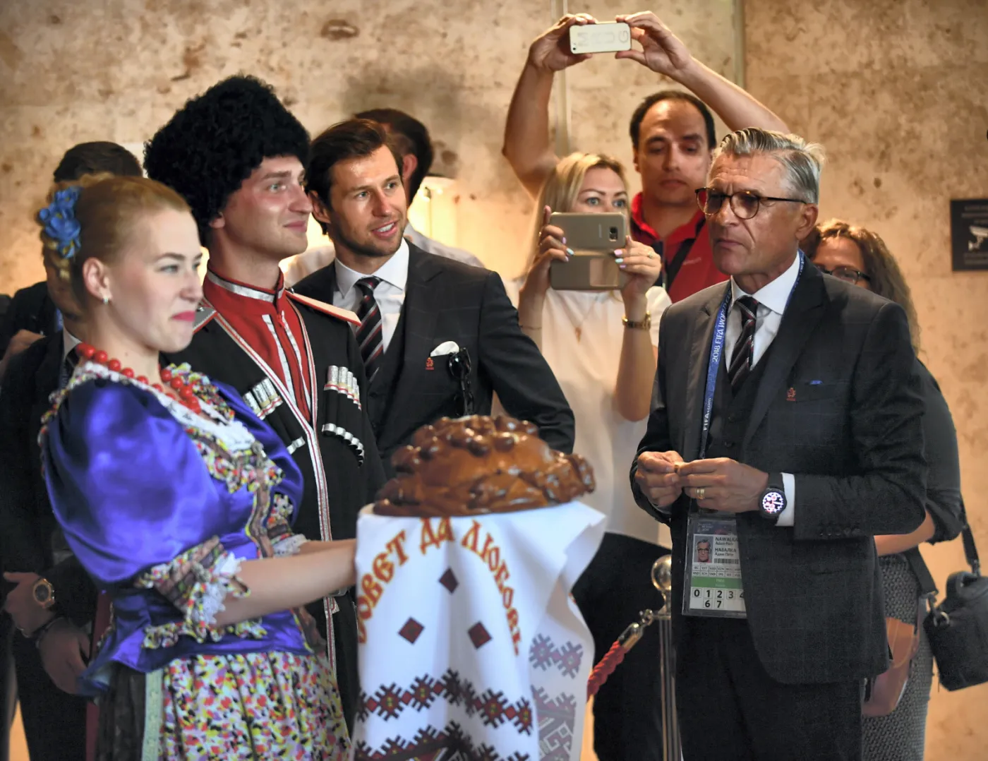 Trener piłkarskiej reprezentacji Polski Adam Nawałka (P) i Grzegorz Krychowiak (3L) witani w hotelu Hyatt Regency - miejscu zakwaterowania naszej drużyny narodowej podczas mistrzostw świata