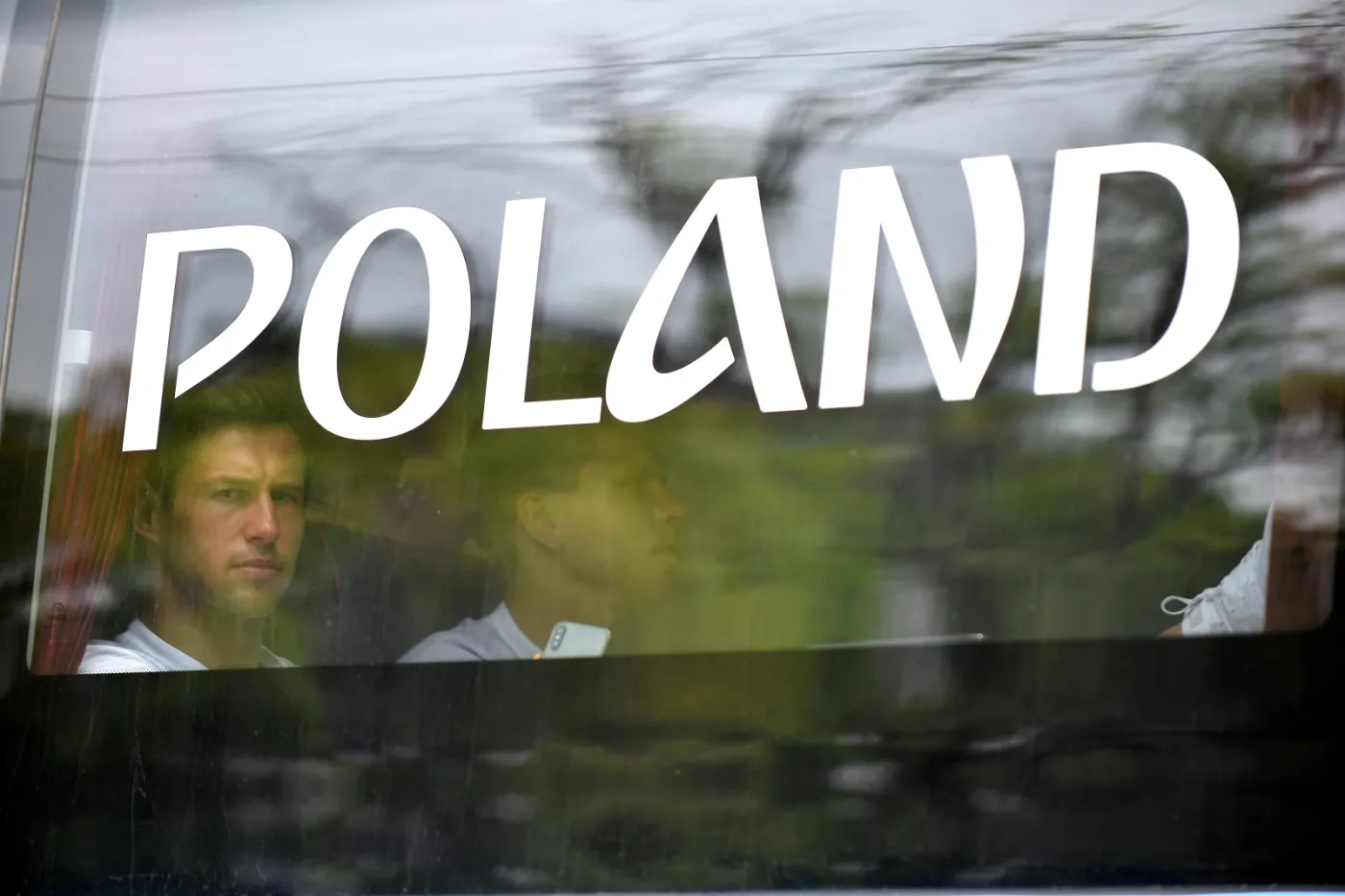 Piłkarze reprezentacji Polski Grzegorz Krychowiak (L) i Wojciech Szczęsny (P) podczas przejazdu autokarem
