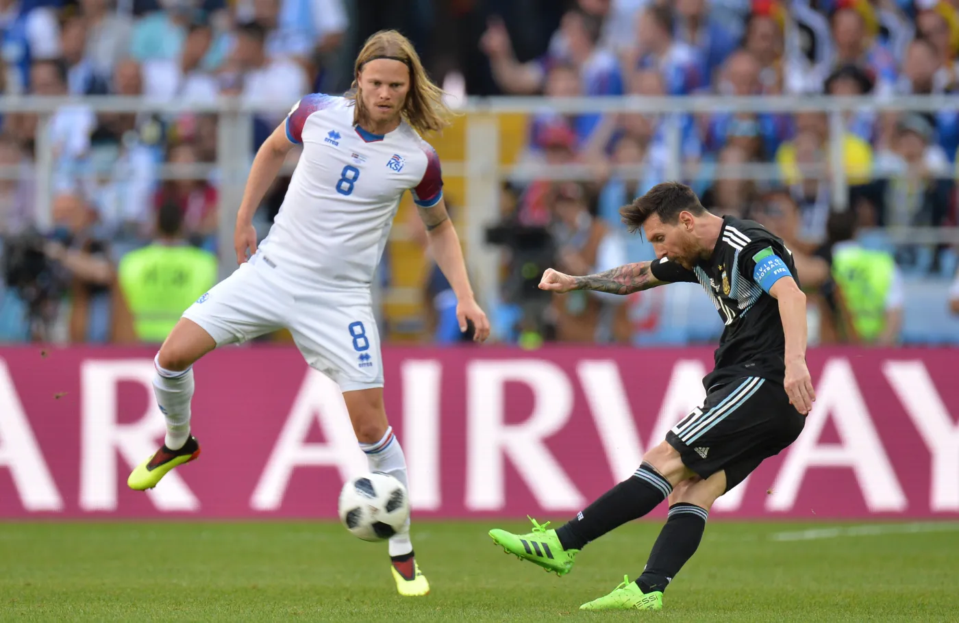 Birkir Bjarnason i Lionel Messi