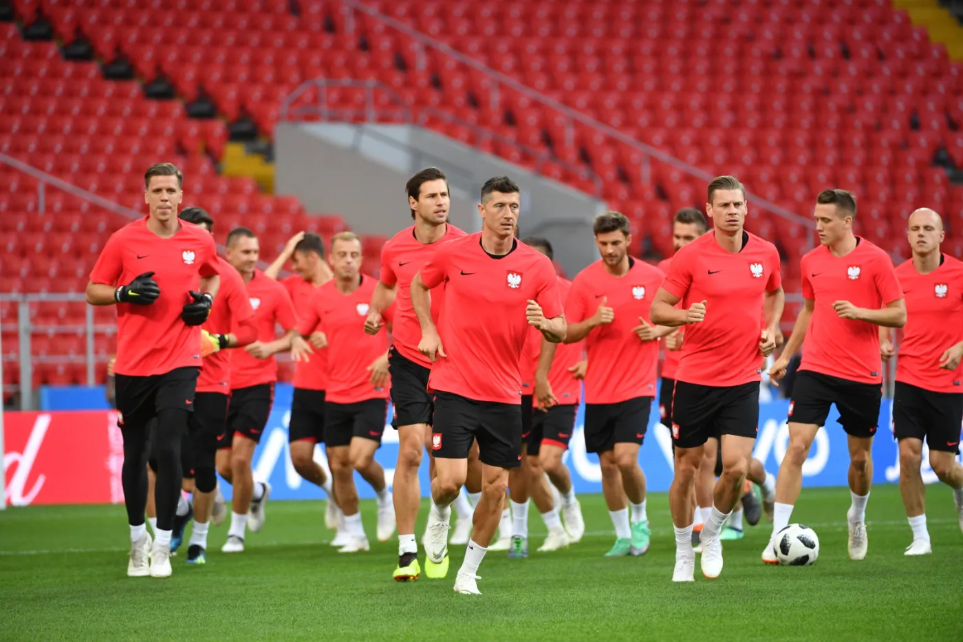 Zawodnicy reprezentacji Polski - Wojciech Szczęsny (L), Grzegorz Krychowiak (C-L), Robert Lewandowski (C), Łukasz Piszczek i Piotr Zieliński (2-P) podczas treningu drużyny na boisku Spartaka w Moskwie