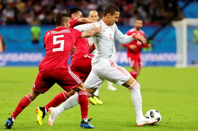 Wideo z piłkarzem z Iranu hitem internetu. Mohammadi próbował popisać się nietypowym wyrzutem piłki z autu