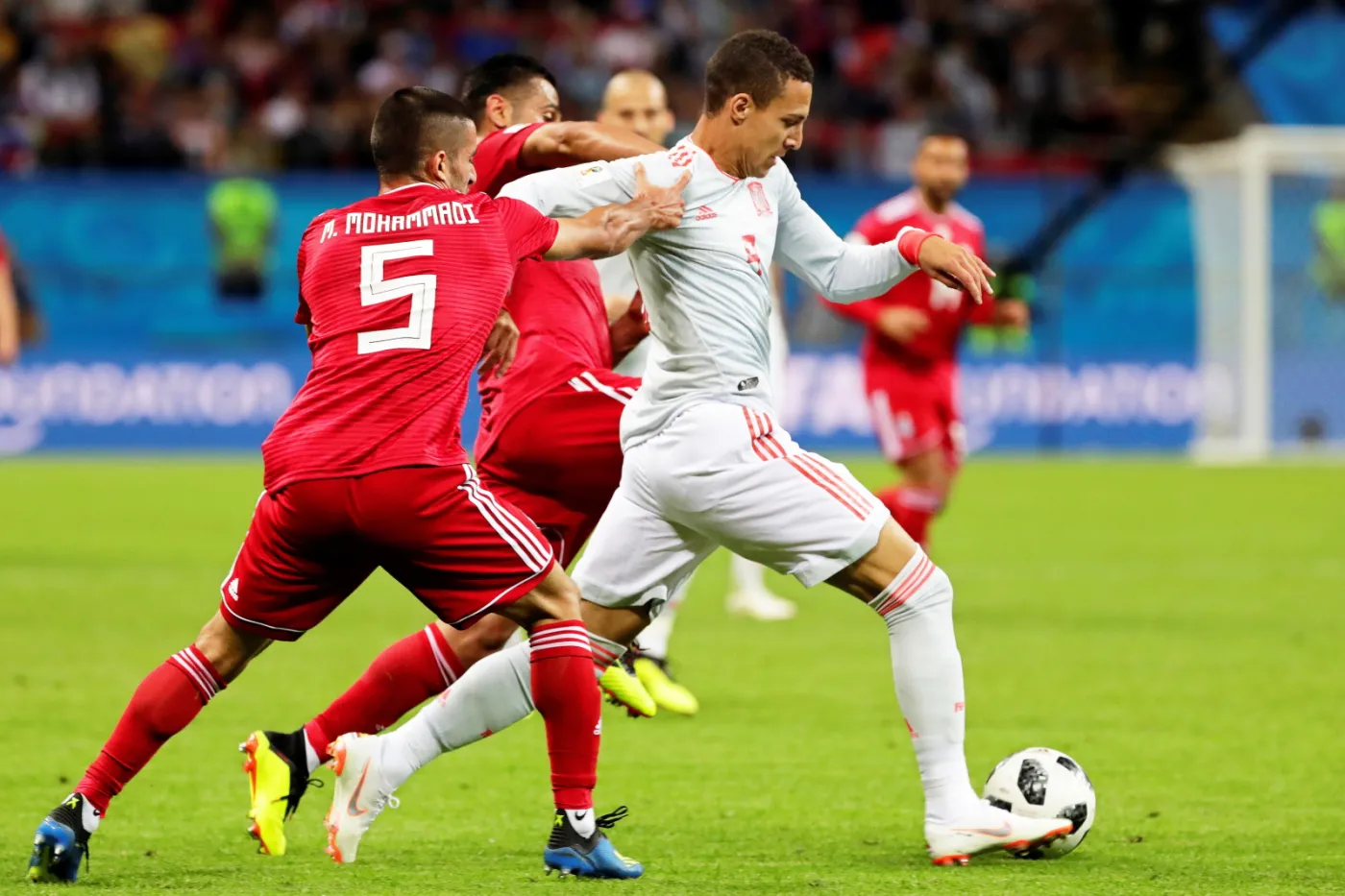 Milad Mohammadi (w czerwonym stroju)