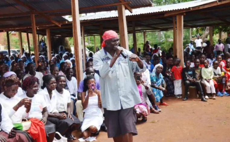 Ksiądz Paul Ogalo / Kenyan Digest