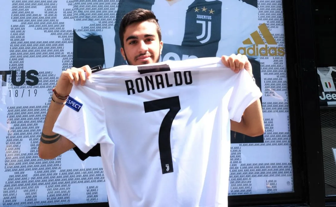 Kibic Juventusu z koszulką Ronaldo